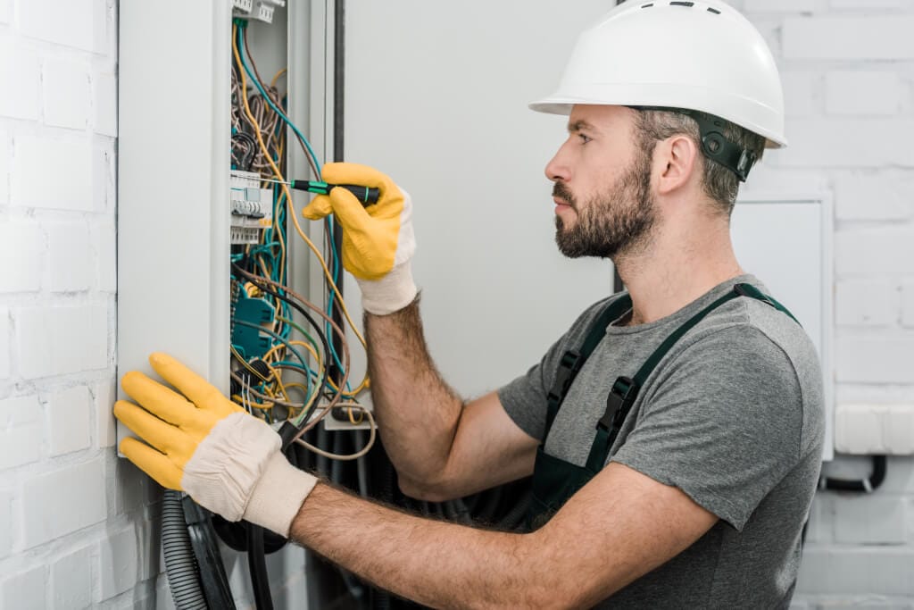 Sicherheitsrisiken durch veraltete Technik und die DGUV V3 Prüfung