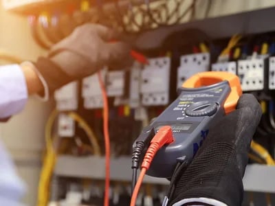 Welche Prüfvorschriften gelten für die Prüfung ortsfester elektrischer Anlagen in Hotels?