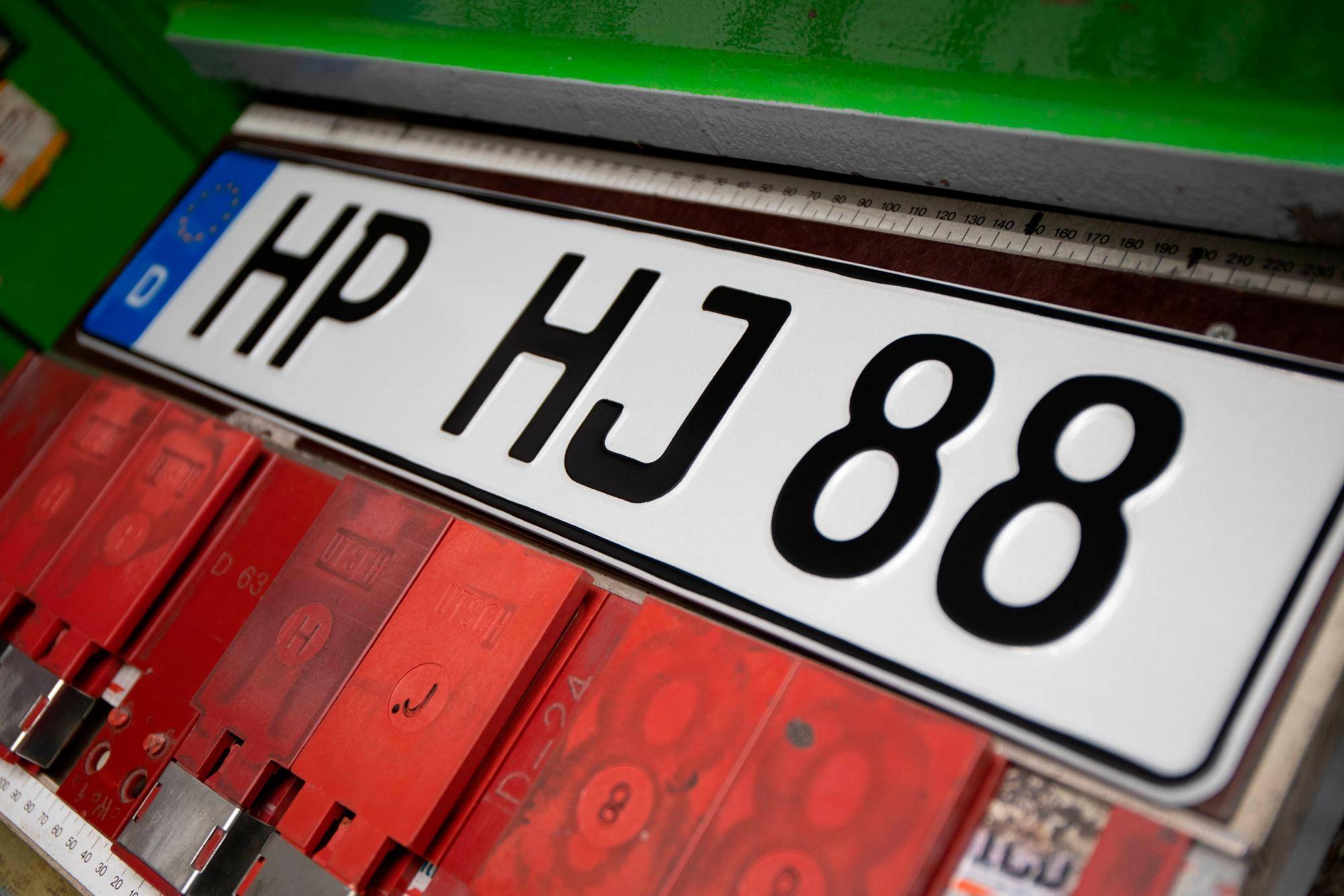 Nummernschildrahmen – tolle personalisierte Geschenke
