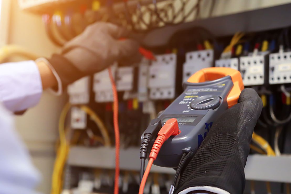 Welche Prüfvorschriften gelten für die Prüfung ortsfester elektrischer Anlagen in Hotels?