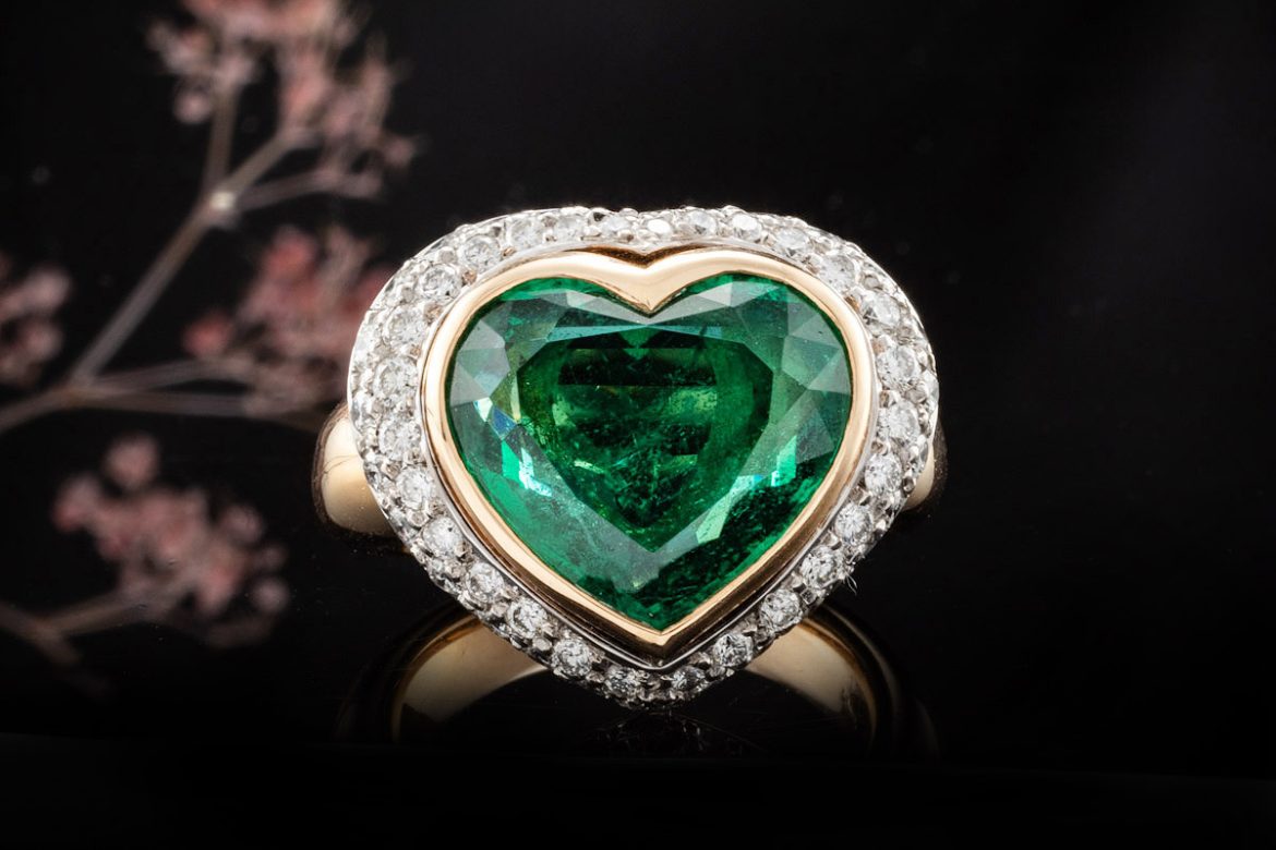 smaragdring kaufen und königliche Schönheit in modernem Design tragen